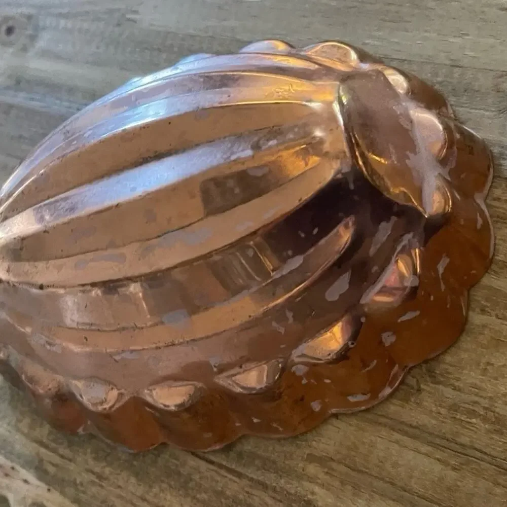Vintage ODI solid copper melon shaped mold with brass hook 5-1/2”